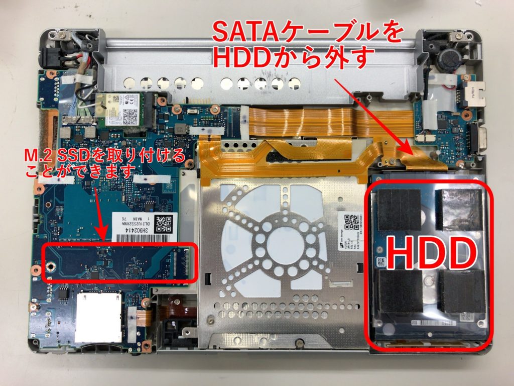裏面パネルを外しマザーボードが見えた状態