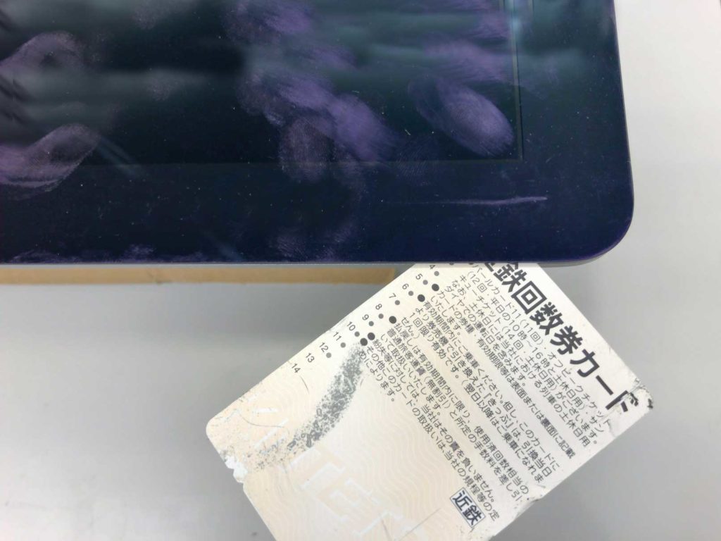 カードで液晶テープを剥がす
